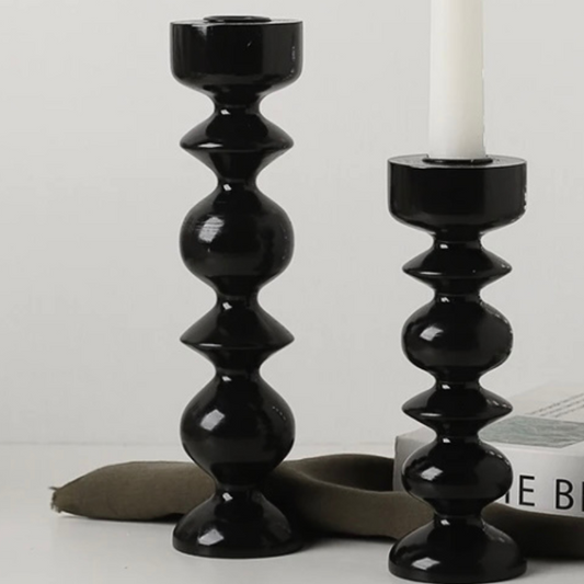 Juego de candelabros grandes de madera negra con velas cónicas blancas