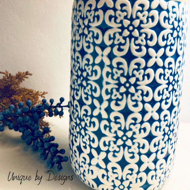 Blaue Flaschenvase mit Herbstblumen