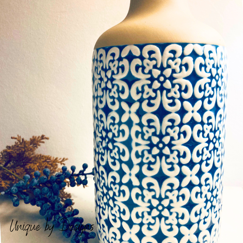 Blaue Flaschenvase mit Herbstblumen