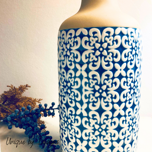 Blaue Flaschenvase mit Herbstblumen