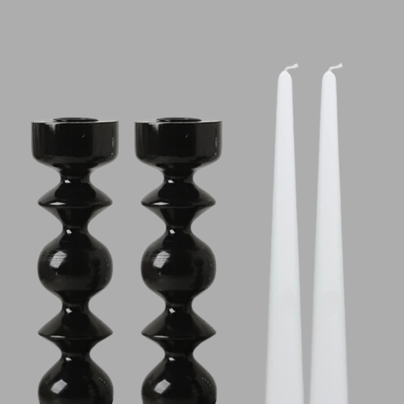 Juego de candelabros grandes de madera negra con velas cónicas blancas