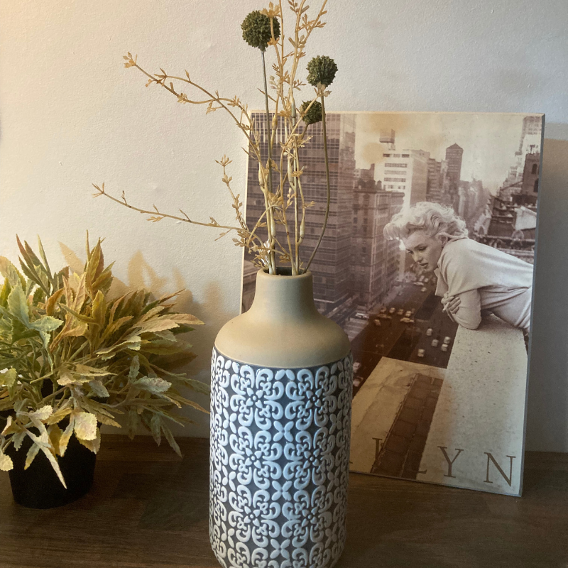 Graue Flaschenvase mit Herbstblumen