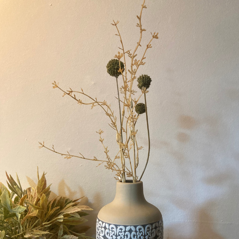 Jarrón botella gris con flores otoñales