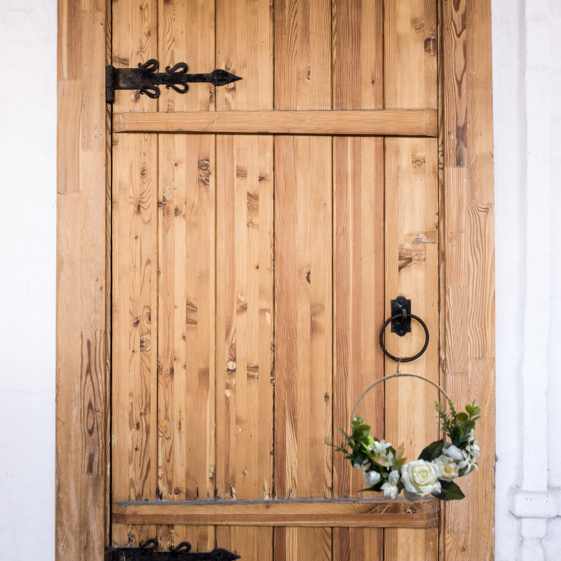 Colgador de puerta de rosa blanca y eucalipto