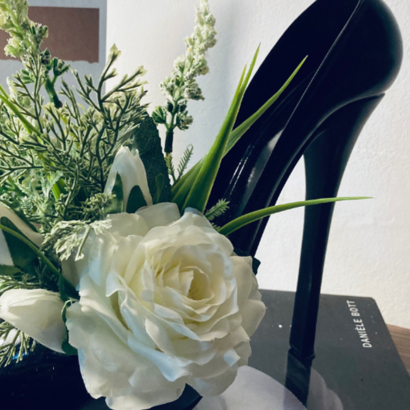 Weiße Rosen-Stiletto-Schuhdekoration